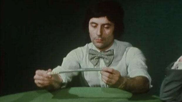 Image issue de la télévision française montrant Jean-Pierre Girard faisant une démonstration de télékinésie avec une barre en fer.