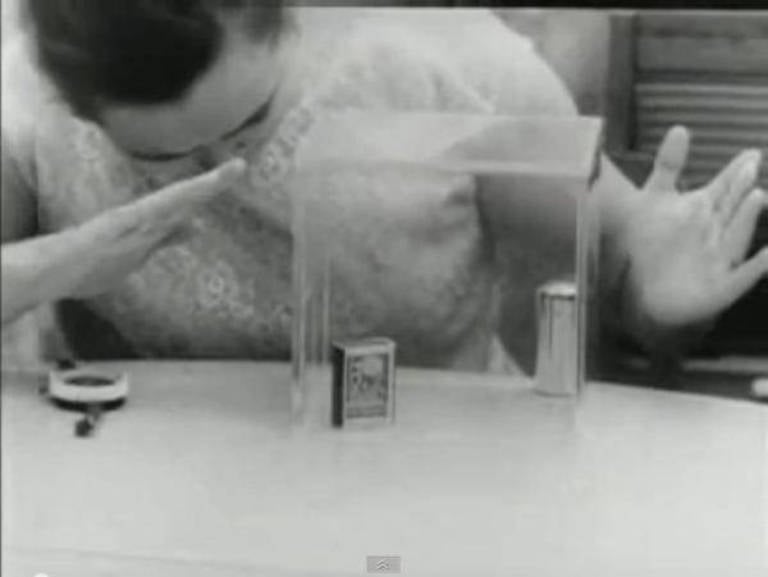 Nina Kulagina déplaçant une boîte d'allumettes sous une grande boîte transparente grâce à la télékinésie.