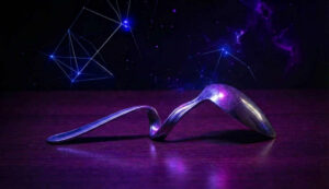 Une cuillère tordue grâce la télékinésie posée sur une table pour montrer la pratique par Jean-Pierre Girard.