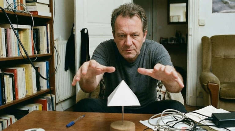 Un télékinésiste s'exerçant sur sa pyramide en papier.
