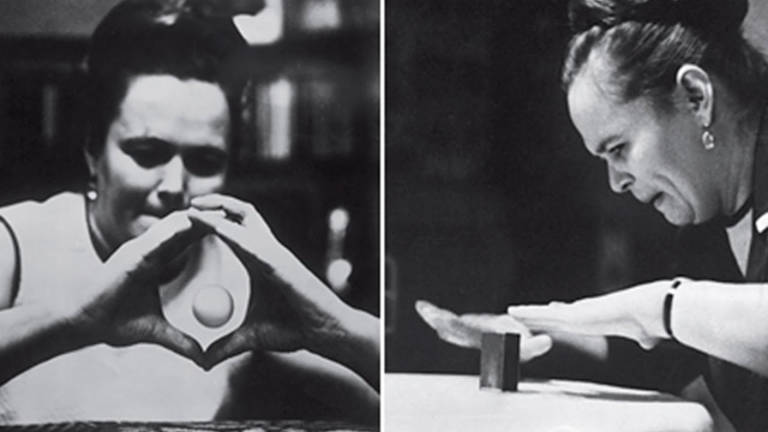 Image coupée de deux de Nina Kulagina lors de deux démonstrations de télékinésie en noir et blanc dans un laboratoire soviétique. Faisant pour la première léviter une balle entre ses mains et pour la deuxième faisant déplacer une boîte d'allumettes sur une table.