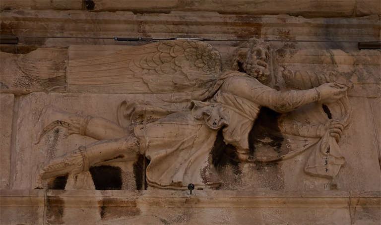 Relief antique de Borée, dieu grec du vent du nord, sur la frise de la Tour des Vents à Athènes