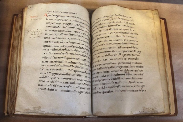 Manuscrit médiéval en latin, ouvert, écrit à l'encre brune avec des initiales rouges