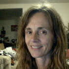 Portrait de Christelle, élève détendue et souriante qui pratique la télékinésie longtemps sans épuisement ni maux de tête.