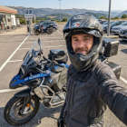 Témoignage vérifié : Romain Longuet Portrait selfie du pratiquant de télékinésie Romain Longuet avec sa moto en arrière-plan.