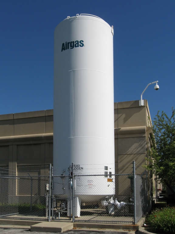 Cuve de stockage d'azote liquide utilisée en cryogénie, à ne pas confondre avec la cryokinésie