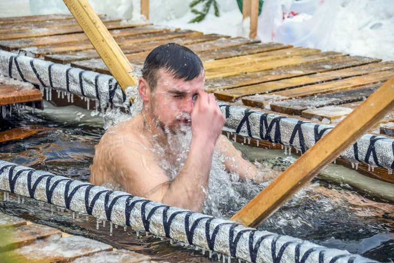 Baignade dans un trou de glace lors de la fête de la Théophanie en Russie, région de Kirov
