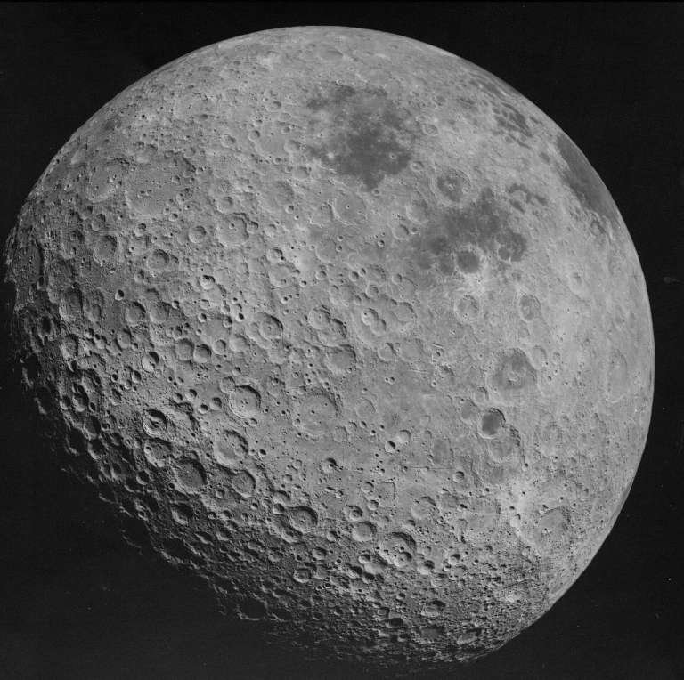 Photographie en noir et blanc de la face cachée de la Lune, criblée de cratères, prise par l'équipage d'Apollo 16 en 1972