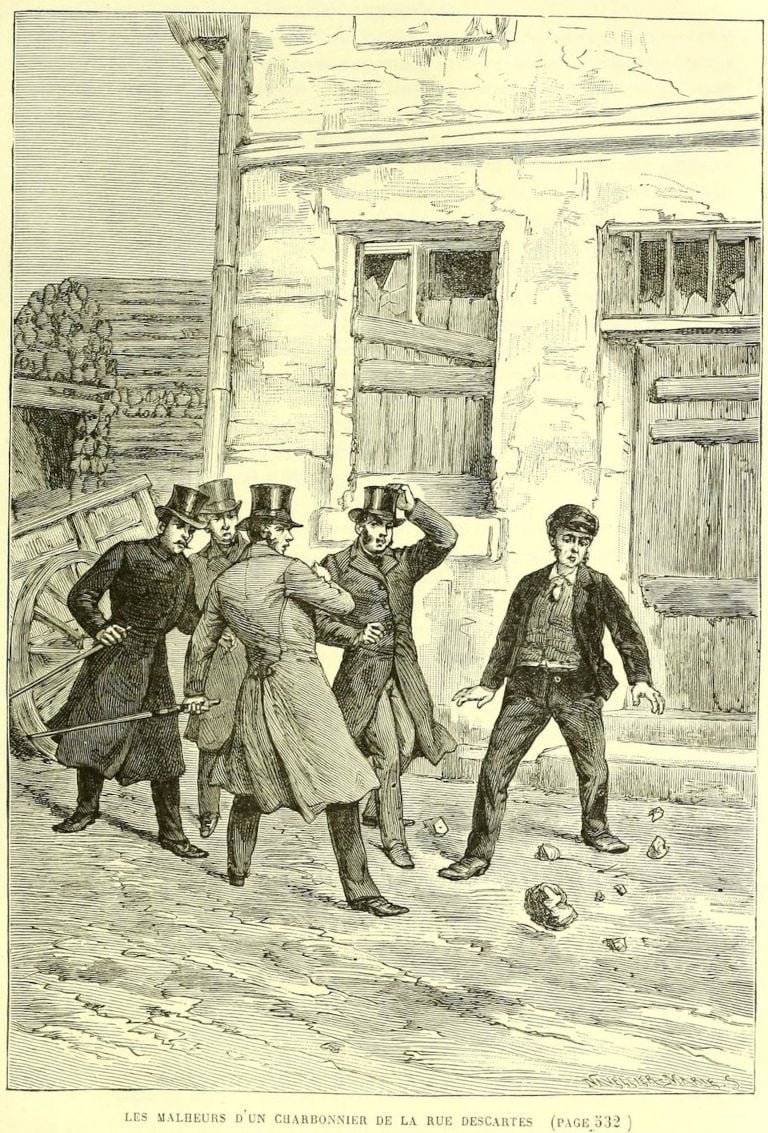 Gravure ancienne : devant une maison aux vitres brisées, plusieurs hommes en chapeau haut de forme se protègent d'une pluie de pierres
