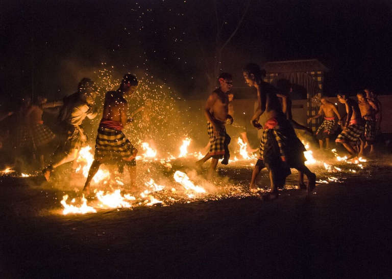 Démonstration du firewalking (marche sur des charbons ardents) par une tribu indonésienne.
