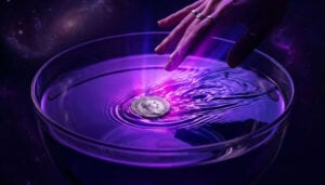 Démonstration d'hydrokinésie : une main fait mouvoir une pièce de monnaie à la surface de l'eau.
