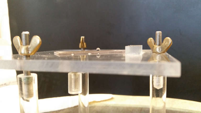 Goutte d'eau posée sur une surface superhydrophobe, support du niveau 3 en hydrokinésie