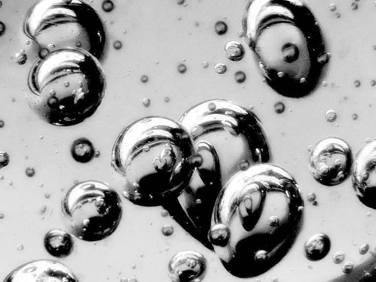 Micro-bulles de dégazage dans l'eau vues en macro, cause de faux positifs en hydrokinésie