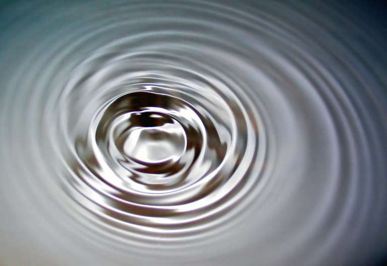 Ondes concentriques à la surface de l'eau, support d'entraînement en hydrokinésie