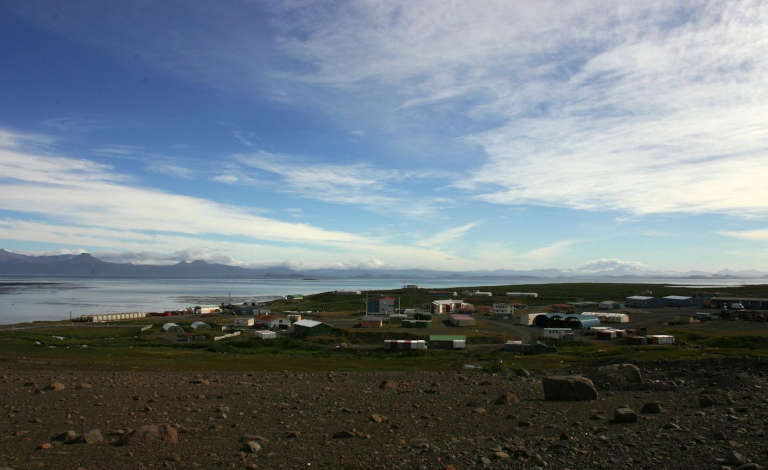 Vue d'ensemble de la base scientifique française de Port-aux-Français, aux îles Kerguelen, au bord du golfe du Morbihan