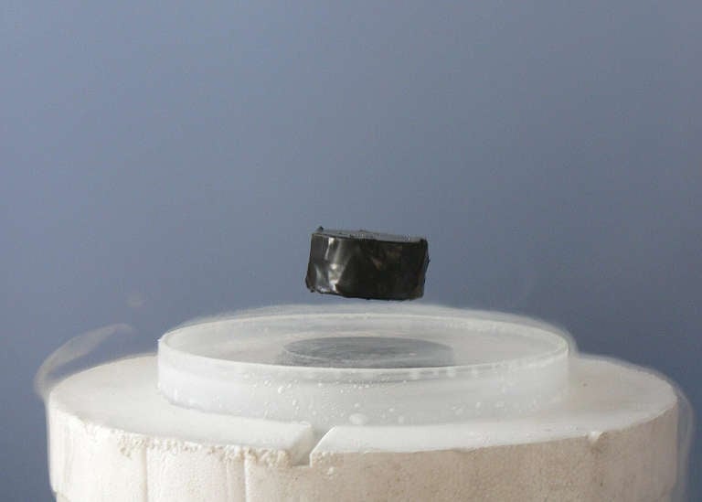 Aimant en lévitation au-dessus d'un supraconducteur refroidi à l'azote liquide par effet Meissner