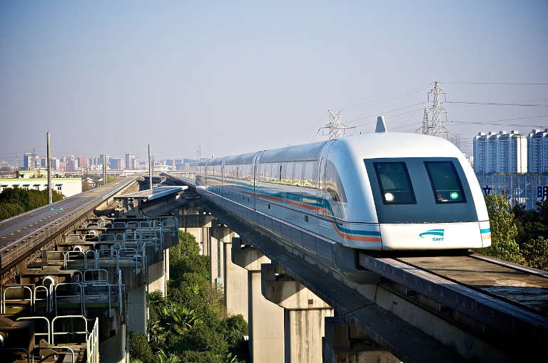 Train à sustentation magnétique Transrapid de Shanghai en gare