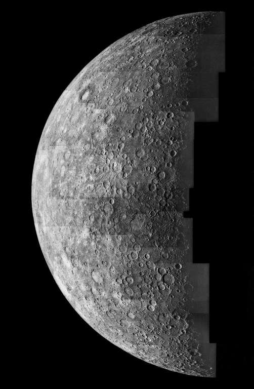 Mosaïque de photos de la planète Mercure prise par la sonde Mariner 10 lors de son approche en mars 1974, montrant une surface criblée de cratères