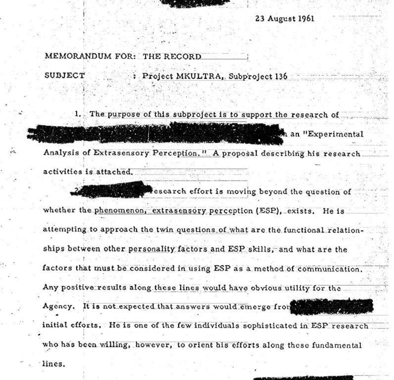 Mémo dactylographié de la CIA daté du 23 août 1961, intitulé Project MKULTRA, Subproject 136, avec le nom du chercheur caviardé et le titre Experimental Analysis of Extrasensory Perception