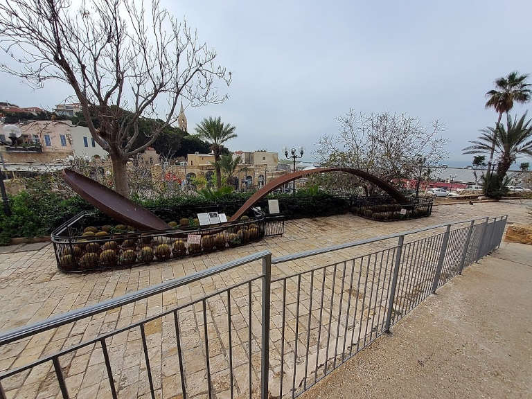La cuillère géante en acier de 16 mètres et 11 tonnes dans la cour du musée Uri Geller à Jaffa