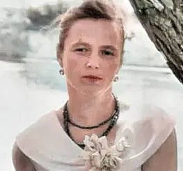 Photo réelle de Nina Kulagina étant jeune.