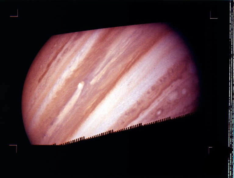 Image en couleurs de Jupiter et de ses bandes nuageuses prise par la sonde Pioneer 10 le 3 décembre 1973