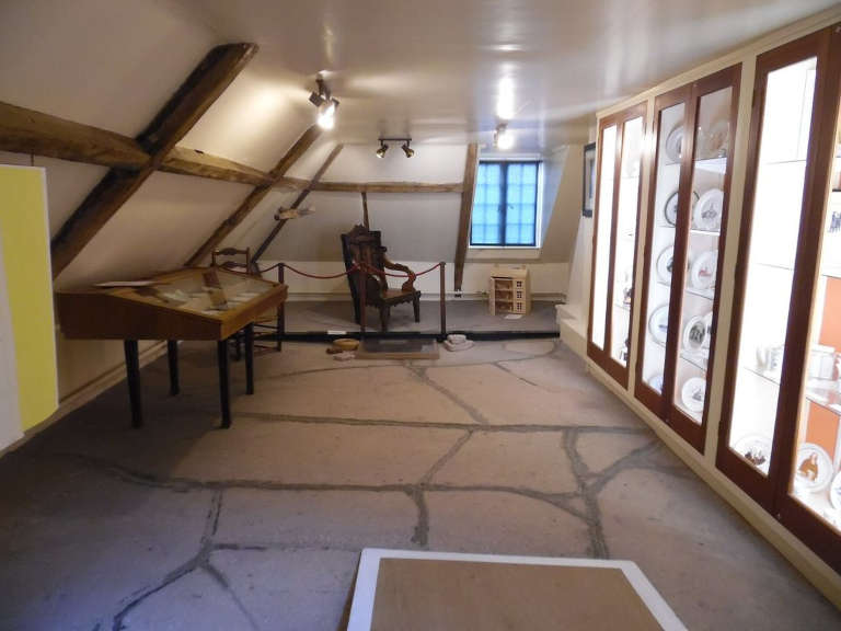 Grenier mansardé aux poutres apparentes et au plancher de bois, dans l'ancien presbytère d'Epworth