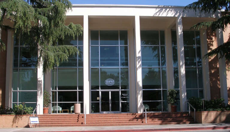 Façade vitrée du siège de SRI International à Menlo Park, en Californie