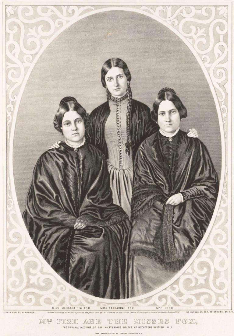 Portrait lithographié de trois jeunes femmes en robes sombres, dans un médaillon ovale décoré