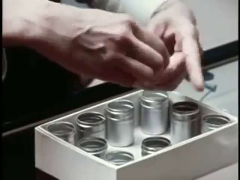 L'expérience des dix boîtes en aluminium filmée au Stanford Research Institute, une seule contenant un objet