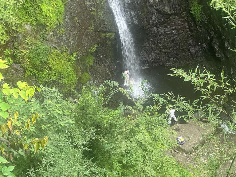 Pratique du takigyo sous les chutes de Shasui au Japon, ascèse traditionnelle sous l'eau glacée
