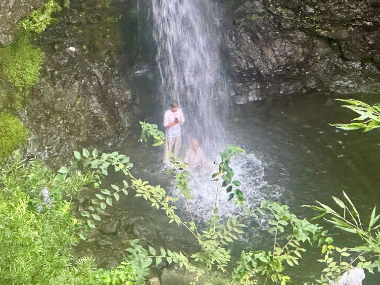 Pratique du takigyo, méditation sous une cascade dans la tradition shinto japonaise