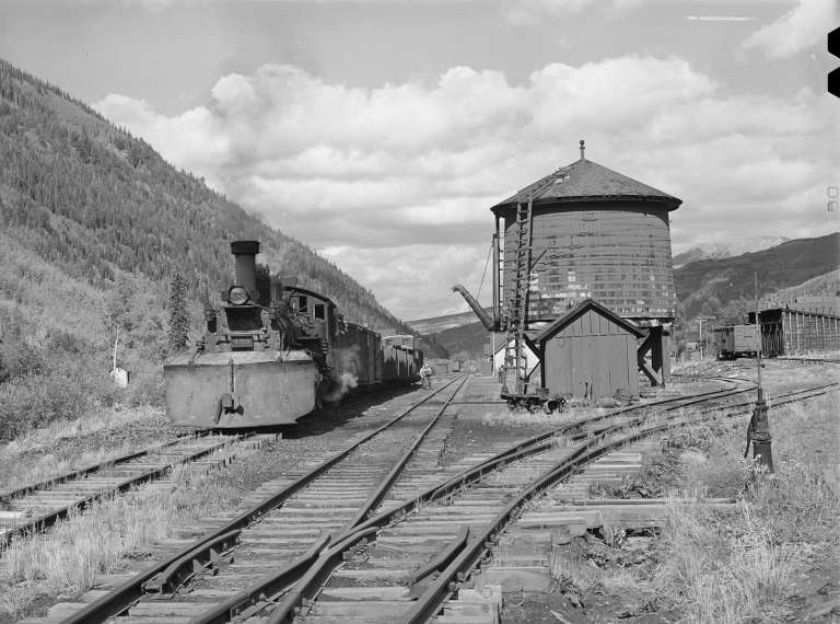 Gare à voie étroite, locomotive et château d'eau à Telluride, dans le Colorado, photographiés par Russell Lee en 1940