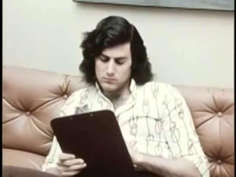 Uri Geller à 26 ans, filmé au Stanford Research Institute en 1972 pendant une expérience de reproduction de dessin
