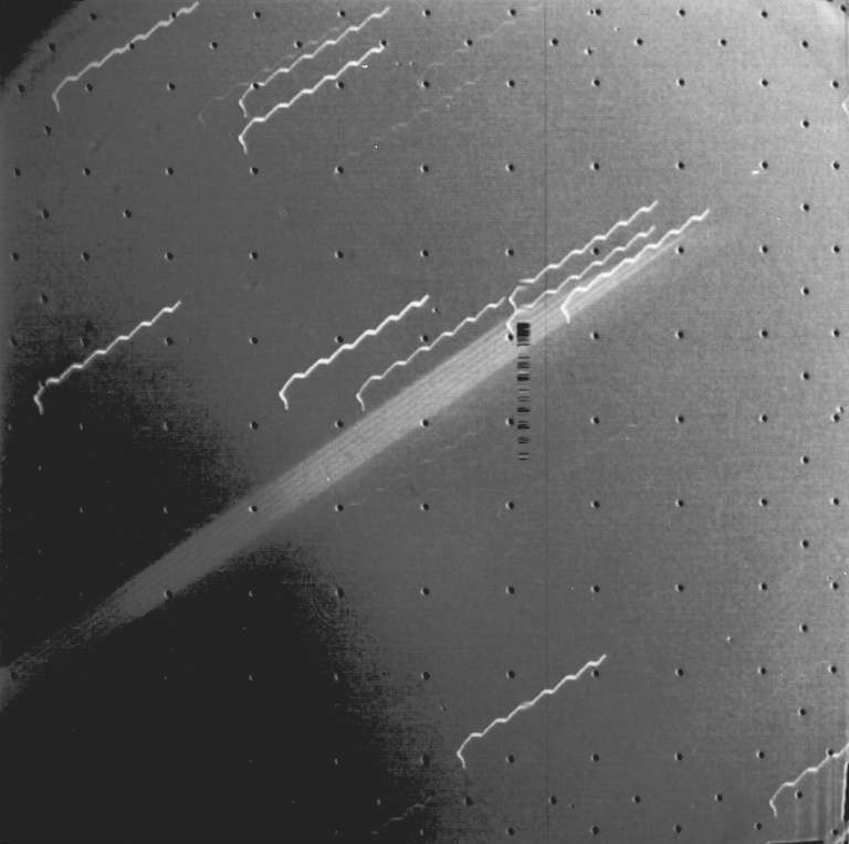Cliché de Voyager 1 du 4 mars 1979 montrant pour la première fois l'anneau de Jupiter sous la forme d'une fine traînée lumineuse