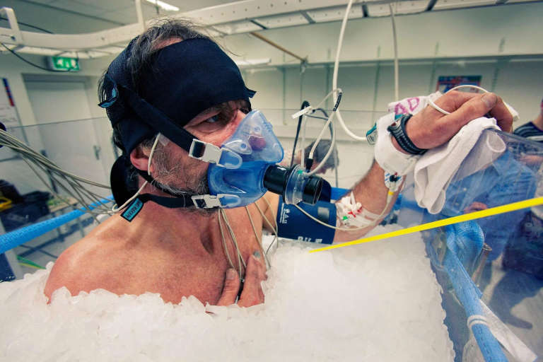 Tests scientifiques effectués sur Wim Hof connu sous le nom d'Iceman, immergé dans de la glace avec un appareil de mesure respiratoire et des électrodes cardiaques.